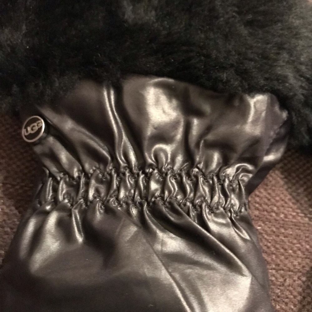 Ugg water resistant touchscreen gloves. - Picture 3 of 3